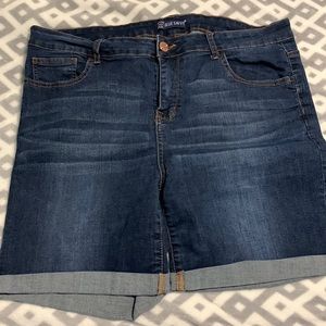 Blue Savvy Bermuda cuffed blue jean shorts. Like New condition. Size 20